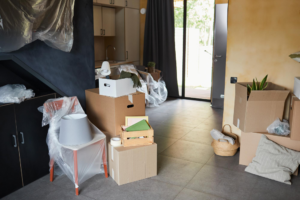 Image d'une maison en désordre remplie de cartons illustrant la nécessité de débarrasser une maison après un déménagement